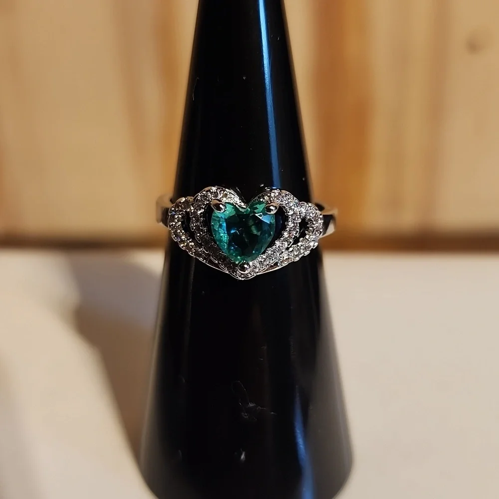 ❤️ GREEN HEART RING - Picture 1 of 6